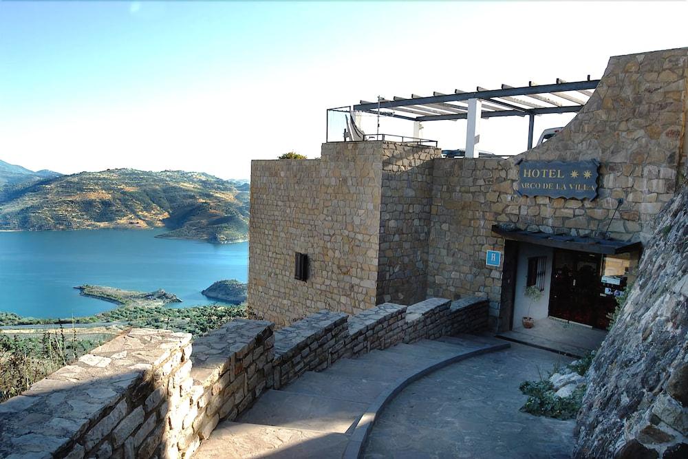 زاهارا دي لا سييرا Tugasa Arco De La Villa المظهر الخارجي الصورة